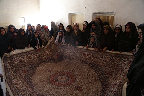 مراسم برش یک تخته فرش 9 متری کارگاه روستای مرزی تجشک شهر درح شهرستان سربیشه استان خراسان جنوبی برگزار شد