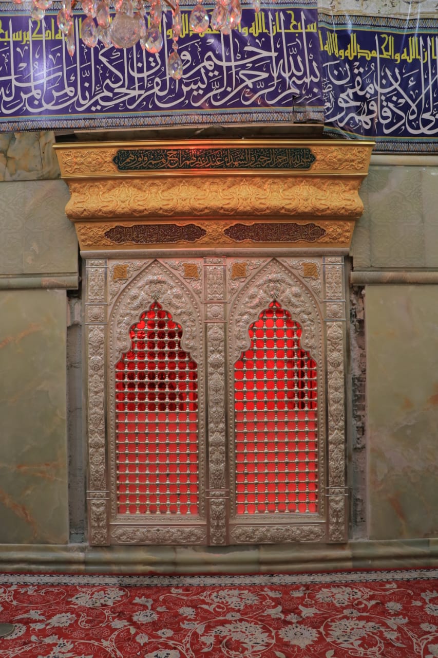 نیم ضریح شهدای کربلا(۷۲تن) طی دوسال در کارگاه آفرینش های هنری ستاد بازسازی عتبات عالیات استان اصفهان توسط هنرمندان اصفهانی ساخته شد.