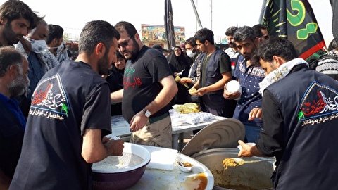 ادامه پذیرایی موکب‌ها در چذابه و شلمچه از زائران برگشتی اربعین حسینی + فیلم