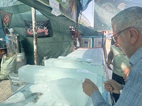 توزیع روزانه ۲۷۰۰ قالب یخ و ۲۲۰ هزار آب معدنی میان موکب‌های مرز خسروی